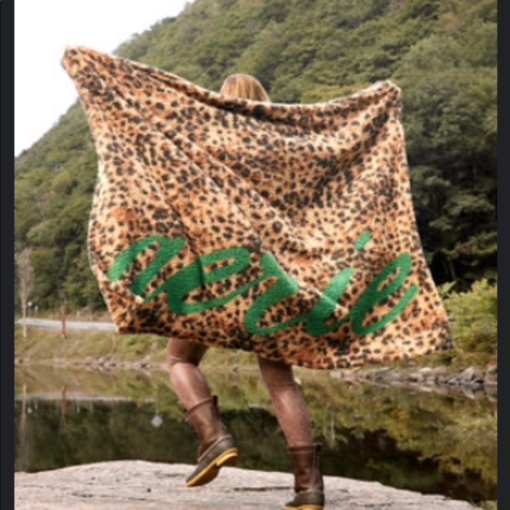 Aerie Fuzzy Blanket, NWT